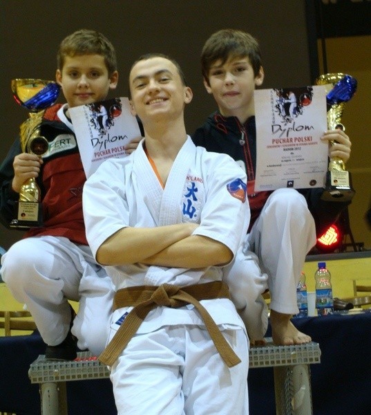 Karatecy tarnobrzeskiej Oyamy, od lewej: Sebastian Uzar, Józef Czerkies i Maciej Grabski odnieśli kolejne sukcesy.