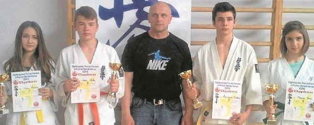 Trener Robert Hornik z buskimi karatekami, którzy wywalczyli medale na turnieju w Sandomierzu.