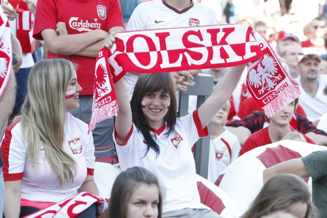 12.06.2016 lodz .strefa kibica w porcie lodz gdzie lodzianie moga ogladac mecze polskiej reprezentacji na euro 2016.nz. strefa kibica , kibice , mecz , doping fot szymczak krzysztof / polska press *** local caption *** lodz dziennik lodzki