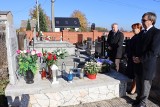 Odwiedzili groby zasłużonych dla Powiatu Włoszczowskiego. Zapalili znicze pamięci tym, których nie ma już wśród nas (ZDJĘCIA)