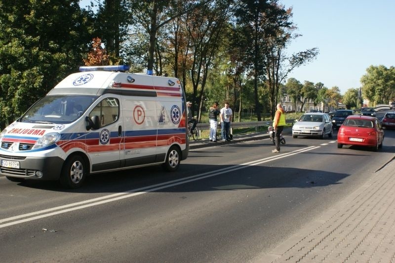 Wypadek w Kruszwicy. Potrąceni zostali rowerzysta i motorowerzysta  [zdjęcia]