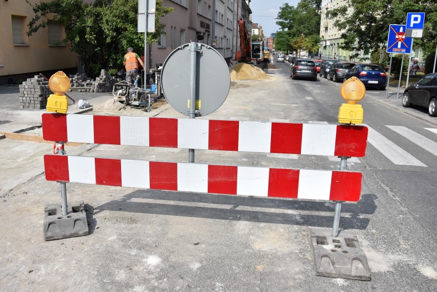 Prace na ulicy Kośnego w Opolu to kolejne utrudnienie w...