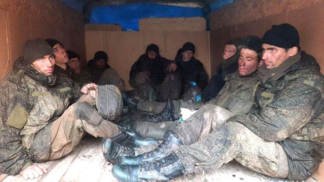 Złapani przez Ukraińców rosyjscy żołnierze.