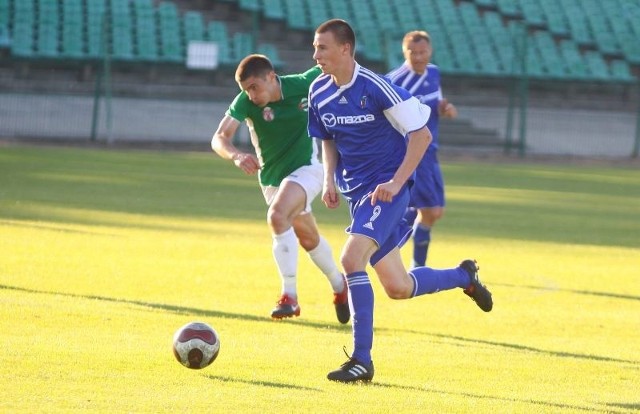 Adrian Dziubiński (w niebieskim stroju) nie dostał zgody z Pogoni Siedlce na zmianę barw klubowych