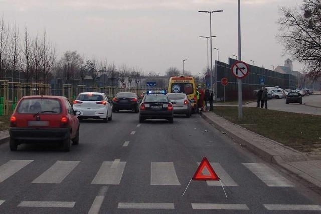 Nie będzie żadnych zmian na przejściu dla pieszych na Trasie Średnicowej, na którym w niedzielę (11.02) doszło do tragedii. Zdaniem urzędników miejsce jest oznakowane poprawnie, a do wypadku przyczynił się błąd człowieka.W niedzielę o godz. 13.30 kierowca nissana zjechał z lewego na prawy pas jezdni trasy średnicowej w Toruniu, biegnący w stronę Szosy Chełmińskiej. Chciał uniknąć najechania na samochód, który zatrzymał się przed przejściem dla pieszych na wysokości cmentarza przy ul. Wybickiego. Wjechał za to w przechodzącą tamtędy 64-letnią kobietę, która nie przeżyła uderzenia.CO NA TEMAT PRZEJŚCIA SĄDZI MIEJSKA KOMISJA? PRZECZYTAJCIE >>>>>