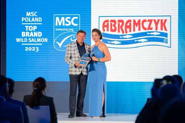 Piotr Kośmicki odbiera nagrodę w imieniu firmy Abramczyk