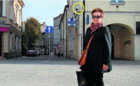Lidia Rudnik na Rynku w Oświęcimiu. Za nią jedna z kamer starego systemu monitoringu (zaznaczona przez nas żółtym kółkiem)