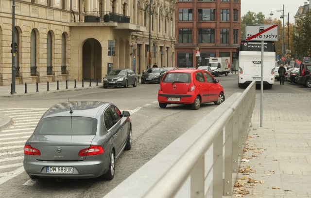 Wyjeżdżający z NFM widzą znak „koniec strefy ruchu”