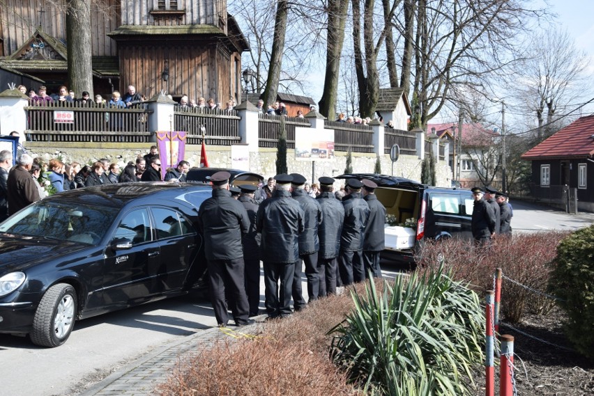 Pogrzeb ofiar rodzinnej tragedii w Zelczynie. Matka i trójka jej dzieci spoczęli w jednym grobie