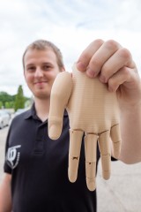 Sławomir Grycuk pomaga niepełnosprawnym - stworzył nowoczesną protezę 