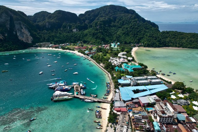 Tajlandzkie plaże, takie jak Phuket czy Phi Phi, były kiedyś rajskimi oazami. Jednak nadmierna liczba turystów, brak regulacji i niewłaściwe zarządzanie odpadami spowodowały poważne zanieczyszczenie tych pięknych miejsc. Plaże są zasypywane śmieciami, a rafy koralowe zniszczone przez łodzie i nieodpowiedzialne nurkowanie.