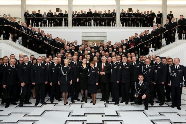 Strażacy ochotnicy wraz z posłami strażakami, a także zawodowymi strażakami uczestniczącymi w konferencji w Sejmie RP