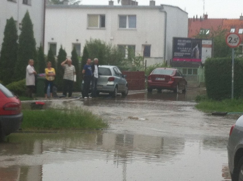 Wrocław: Awaria wodociągowa na Sępolnie. Woda wylała się na ulice (ZDJĘCIA)