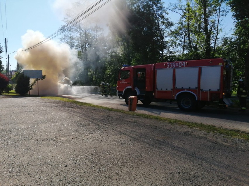 W gaszeniu pojazdu udział brały dwa zastępy straży pożarnej.