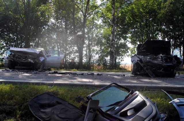 Wypadek na ósemce. Audi zderzylo sie z bmw, sześc osób trafilo do szpitala.