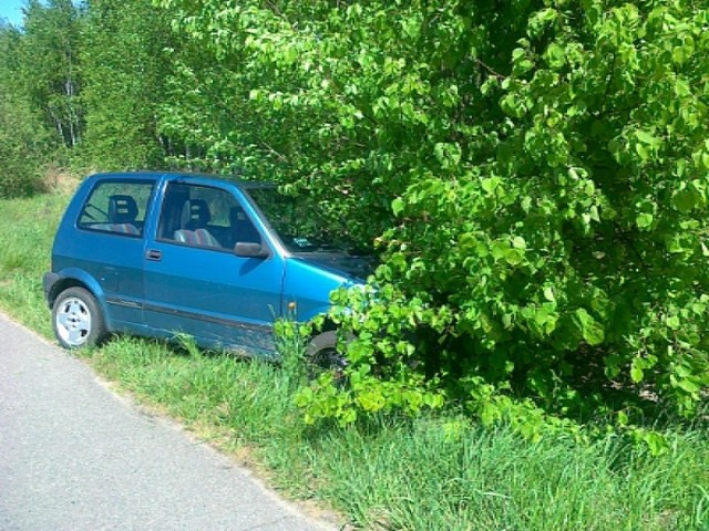 48 - latkę policjanci znaleźli w cinquecento, którym wcześniej wjechała do rowu.