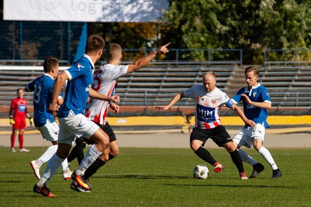 W meczu 10. kolejki IV ligi piłkarze KP Polonia Bydgoszcz podejmowali na Sportowej Unię Janikowo i przegrali 1:2 (0:1). Bramki zdobyli: Krystian Born (50) - Maciej Mysiak (40-głową), Przemysław Kędziora (82-karny).Spotkanie odbyło się bez publiczności, bo piłkarze musieli oddać stadion organizatorom niedzielnego turnieju żużlowego „Asy dla Tomasza Golloba”. ZOBACZ ZDJĘCIA Z MECZU NA SPORTOWEJ >>>>>