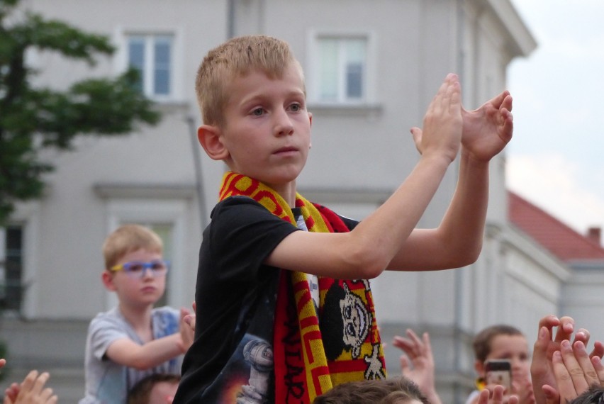 Kulisy prezentacji Korony Kielce na Rynku. Piłkarze rozdali setki autografów. Kto był najbardziej oblegany? ZNAJDŹ SIĘ NA ZDJĘCIACH