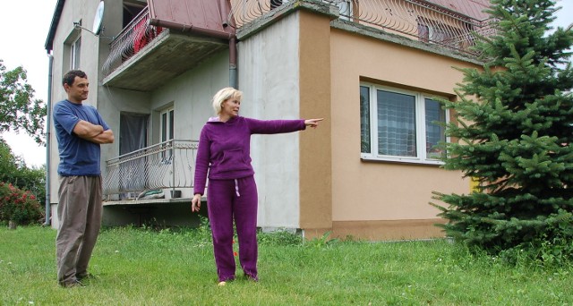 Dom Doroty Michalik będzie bezpośrednio sąsiadować z łącznikiem ze zjazdu z autostrady A4. Nowa droga pobiegnie przez jej ogródek. Na zdjęciu: właścicielka posesji stoi ze Sławomirem Batką