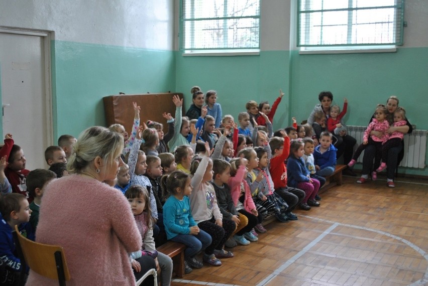 Dragon i Metyl - policjanci na czterech łapach odwiedzili dzieci w Skibinie