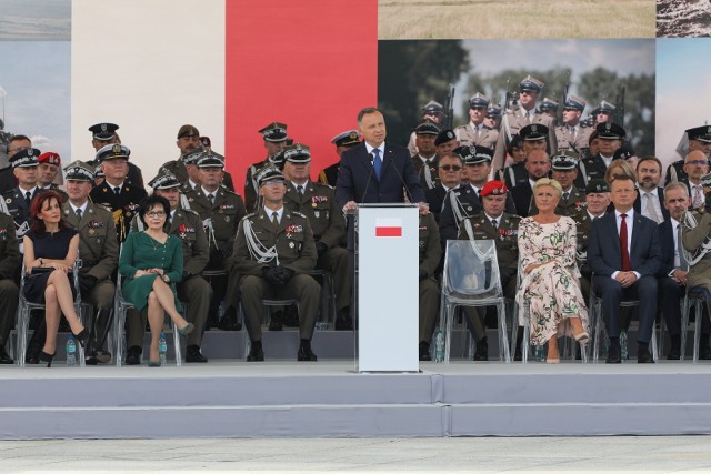 Prezydent Andrzej Duda podczas uroczystej odprawy wart przed Grobem Nieznanego Żołnierza w Warszawie