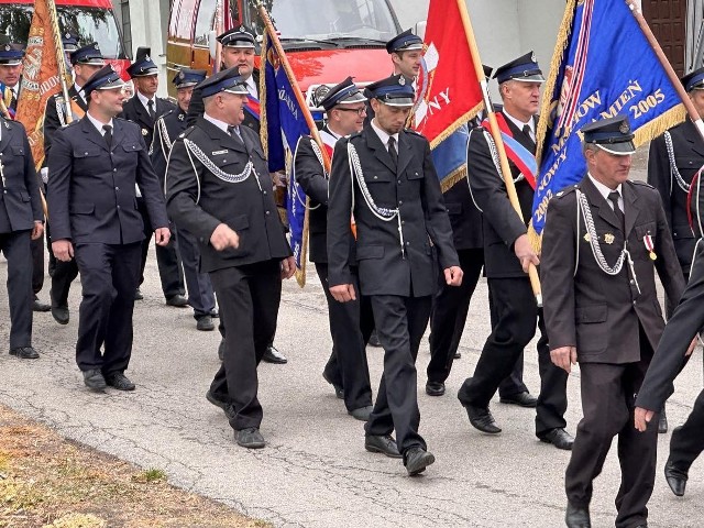 Obchody 100-lecia działalności obchodziła jednostka OSP w Dwikozach. Był piękny przemarsz i uroczystość na stadionie.