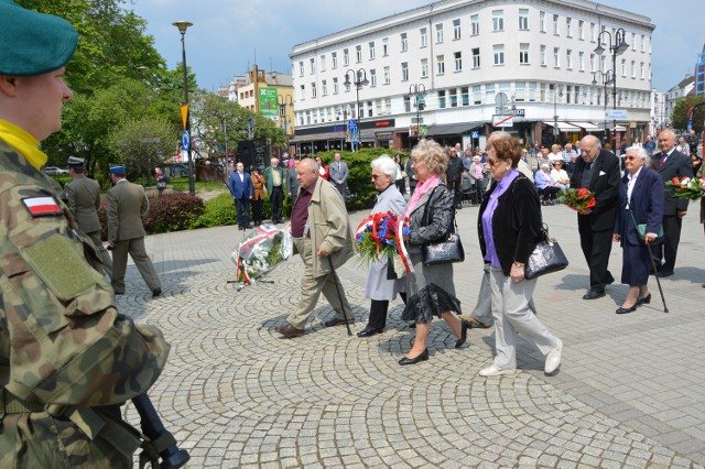 Kwiaty pod pomnikiem składa delegacja Towarzystwa Miłośników Lwowa i Kresów Południowo-Wschodnich, oddział Opole.
