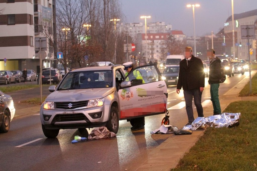 Suzuki potrąciło pieszą na Nadodrzu. Kobieta jest w ciężkim stanie