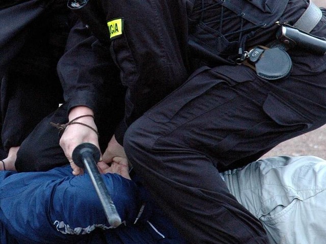 Zatrzymany wczoraj sprawca napaści na policjanta trzeźwieje w areszcie.