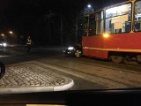 Wypadek w Świętochłowicach: Samochód wjechał pod tramwaj