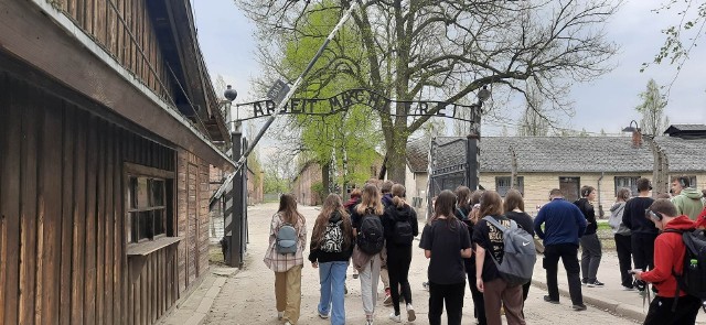 Ósmoklasiści z  Publicznej Szkoły Podstawowej w Iwaniskach podczas wycieczki poznawali historię II wojny światowej