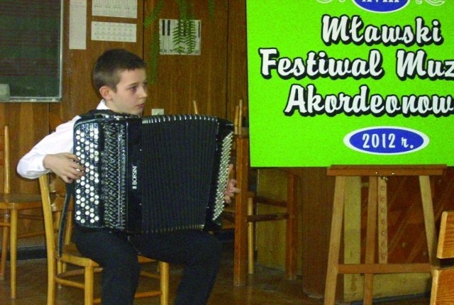 Dwunastoletni Dominik Wołyniec swoją przygodę z akordeonem zaczął w wieku siedmiu lat