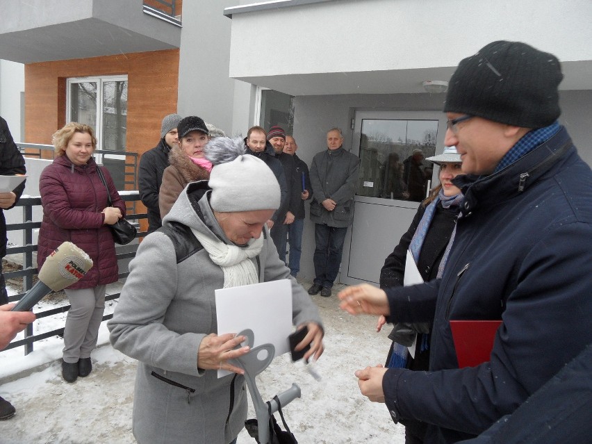 32 lokatorom przekazano klucze do nowego bloku komunalnego w...