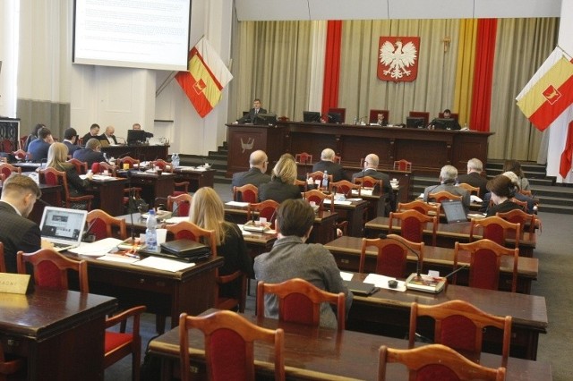 Sesja odbędzie się już po wyborach, ale z Radą w obecnym składzie, bo jej kaden-cja upływa 16 listopada.