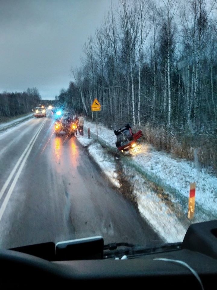 Wypadek na trasie Michałowo - Bondary. Samochód osobowy dachował. Na drogach bardzo ślisko! [ZDJĘCIA]