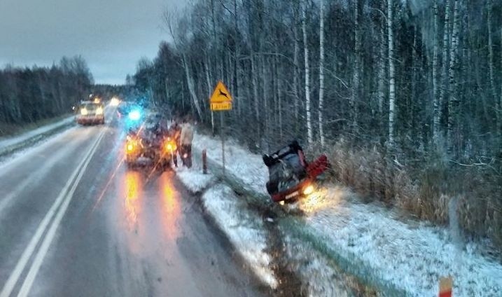 Wypadek na trasie Michałowo - Bondary. Samochód osobowy dachował. Na drogach bardzo ślisko! [ZDJĘCIA]