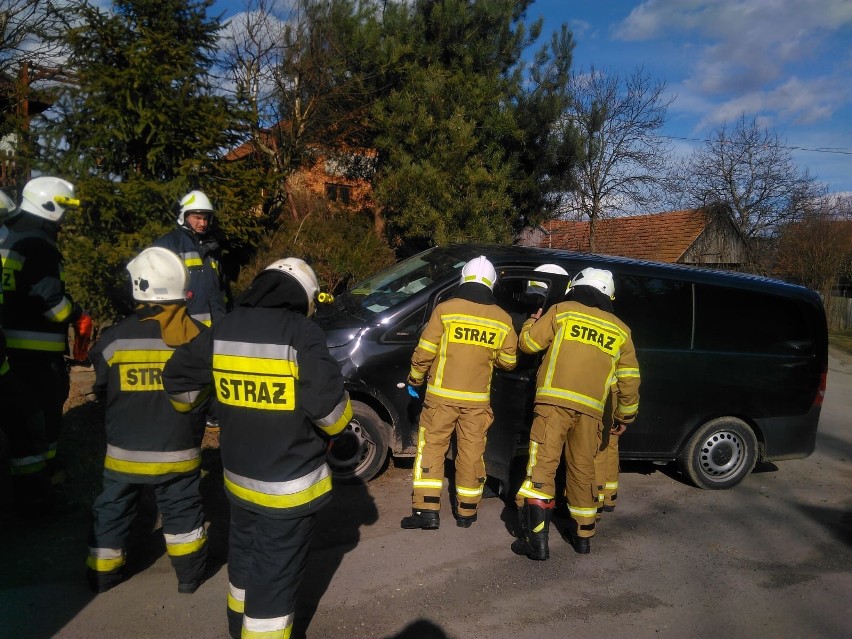 Wypadek pod Łąckiem. Dwa dostawczaki zderzyły się na górskiej drodze