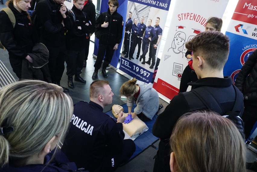 Poznań: Policjanci ostrzegali młodzież przed narkotykami i...
