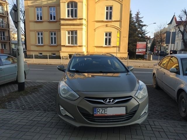 Kolejny mistrz parkowania w Rzeszowie. Przy ulicy...