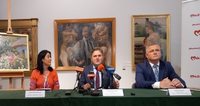 Na wystawę zaprasza Leszek Ruszczyk, dyrektor muzeum. Obok kuratorzy: Ilona Pulnar - Duszyk i Adam Duszyk.