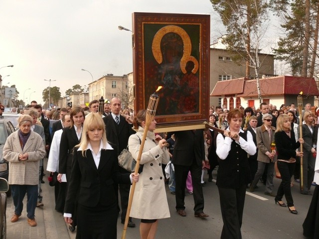 Procesja z przeniesieniem wizerunku Matki Bożej do kaplicy akademickiej.