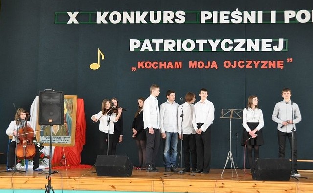 Zespół "Pasja" z Zespołu Szkół w Stadnickiej Woli prowadzony przez Anetę Karbownik zaprezentował bardzo wysoki poziom muzyczny.