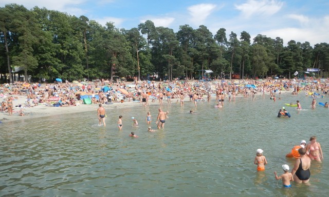 Na razie niewiele o tym świadczy, ale końcówka tygodnia będzie wręcz upalna. I plaże na Kujawach i Pomorzu znów mogą wypełnić ludźmi szukającymi ochłody i opalającymi się