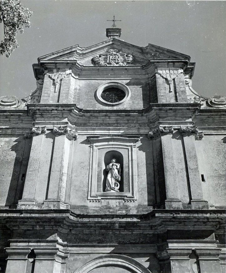 fasada kościoła parafialnego autor: E.Krygier1952 r.