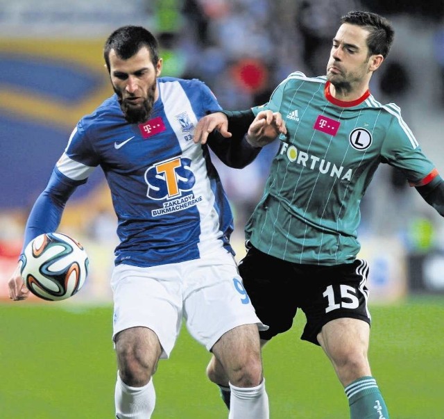 Zaur Sadajew (Lech, z lewej) walczy z Inakim Astizem (Legia)