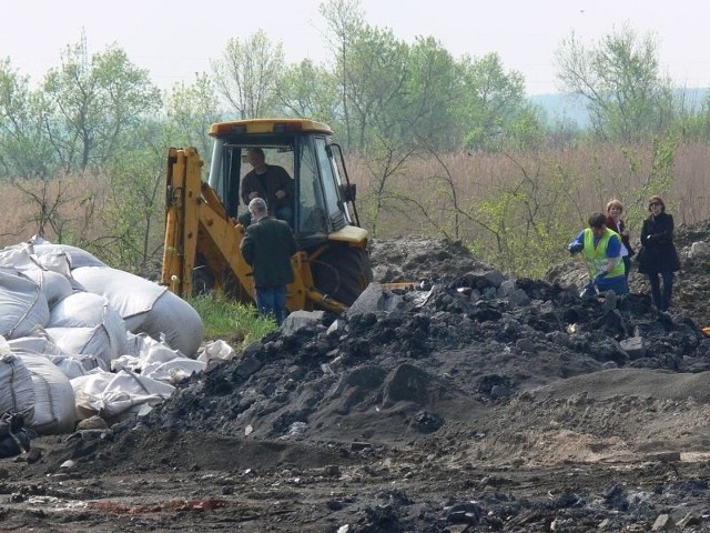 Przedsiębiorca mimo zakazu pozwala zwozić odpadyNa składowisko w Zalesiu gm Gorzyce zwożono odpady, które nie powinny się na nim znaleźć.