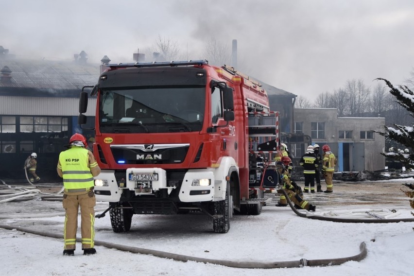 Pożar w hali miejskiej komunikacji w Wejherowie. Spłonęły dwa autobusy. Na miejscu działało 14 zastępów straży pożarnej| [zdjęcia]