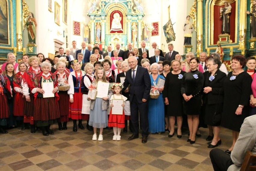 Koncert Pieśni Maryjnych w parafii w Brzezinach. Prezentacje 15 zespołów i muzyczna niespodzianka senatora Krzysztofa Słonia