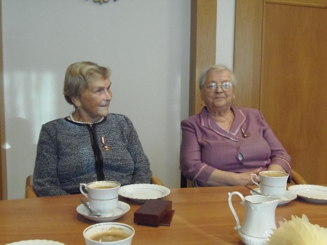 Nagrody dla tucholskich hafciarekAntonina Olszewska i Anna Kopiszka na spotkaniu. Była chwila na pogawędki.