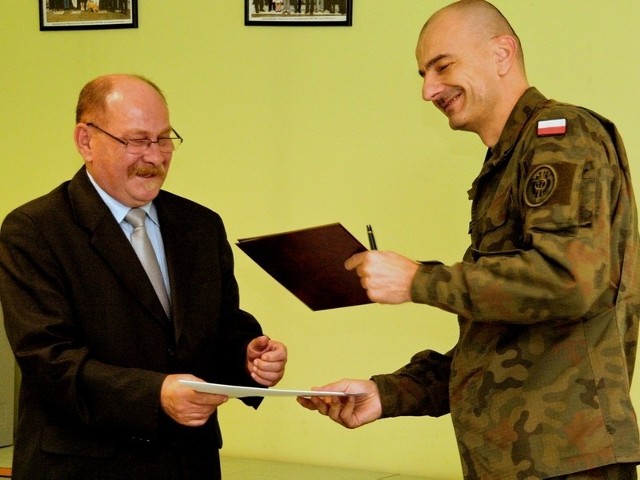 Starosta i dowódca międzyrzeckiej brygady podpisali plan współdziałania wojska i powiatowej administracji w przypadku kryzysowych sytuacji.